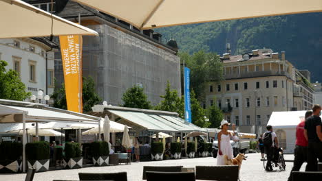 Turistas-Caminando-Por-La-Plaza-Del-Mercado-En-Bolzano-Durante-Un-Hermoso-Día-Soleado
