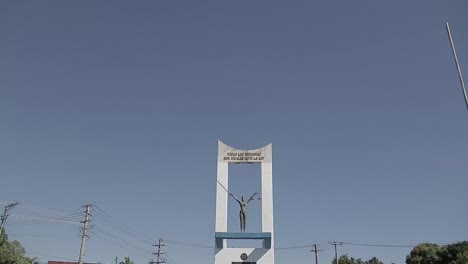 Una-Toma-Inclinada-Hacia-Abajo-Del-Monumento-A-La-Constitución-En-Un-Día-Soleado