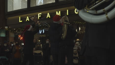 Straßenmusikanten,-Die-Wie-Weihnachtsmänner-Gekleidet-Sind,-Spielen-Trompeten-Und-Saxophon