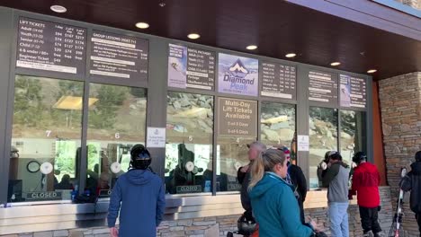 Personas-Que-Compran-Boletos-De-Elevación-En-Una-Estación-De-Esquí-Popular-En-El-Lago-Tahoe