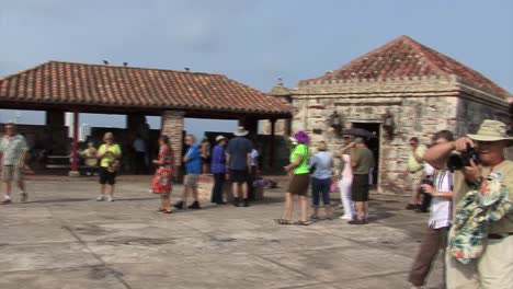Tourists-visiting-Castillo-de-San-Felipe-de-Barajas,-Cartagena,-Colombia