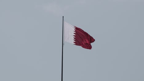 Una-Vista-De-La-Bandera-Nacional-Qatarí-Ondeando-En-El-Aire