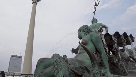 Berlin-Establishing-Footage-of-Neptune-Fountain-and-City-Buildings,-Slow-Motion