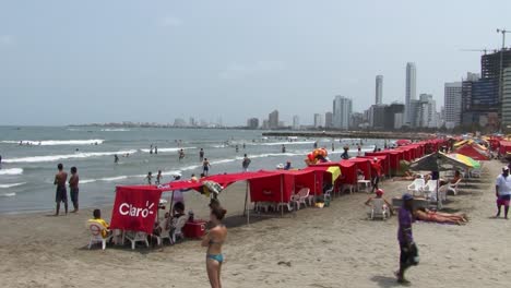 Un-Dia-En-La-Playa-De-Bocagrande,-Cartagena,-Colombia