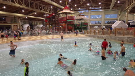 Im-Inneren-Der-Great-Wolf-Lodge-Mit-Schwerpunkt-Auf-Dem-Wellenbad