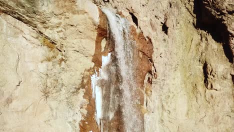 Fliegen-Sie-Im-Winter-Im-Iran-über-Die-Landschaft-Eines-Eisigen-Wasserfalls