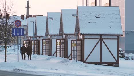 Die-Menschen-Gingen-Im-Winter-Auf-Dem-Schnee