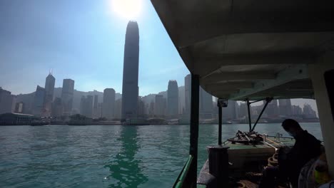 ángulo-Bajo-Del-Horizonte-De-Hong-Kong-Desde-Un-Barco-En-La-Bahía-De-Victoria