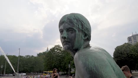 Berühmte-Steinskulpturen-Für-Deutsche-Sightseeing-Touristen-In-Berlin