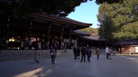 Push-in-towards-crowds-of-people-at-main-Meiji-Shrine-prayer-hall-in-Tokyo