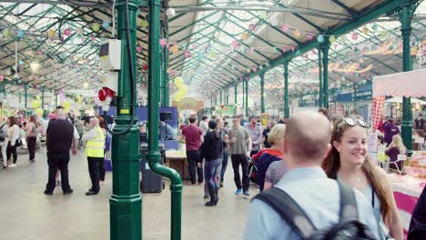 Gente-En-El-Mercado-De-St-George-En-Belfast-En-Un-Ajetreado-Día-De-Compras