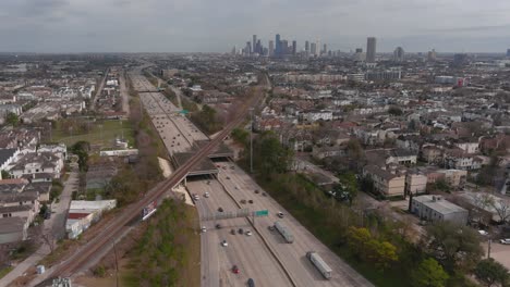 Einspielaufnahme-Von-Autos-Auf-Dem-I-10-West-Freeway-Mit-Der-Innenstadt-Von-Houston-Im-Hintergrund