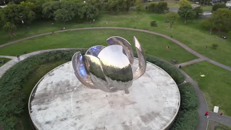 órbita-De-La-Escultura-Genérica-Floral-De-Acero-Inoxidable-En-La-Plaza-De-Las-Naciones-Unidas-Al-Atardecer,-Buenos-Aires