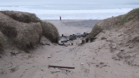 Menschen-Verfärben-Sich-An-Einem-Stürmischen-Tag-An-Einem-Beschlagenen-Strand-Und-Haben-Einen-Blick-Von-Den-Sanddünen