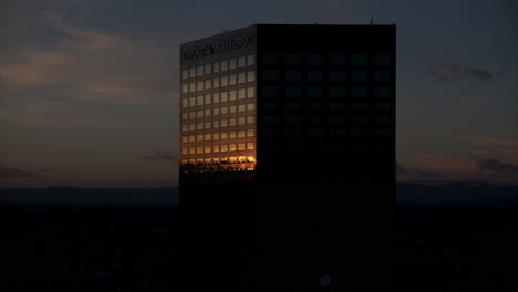 Zeitraffer-Des-Sonnenuntergangs-über-Dem-Hauptsitz-Von-NBC-Universal-Comcast-In-Los-Angeles