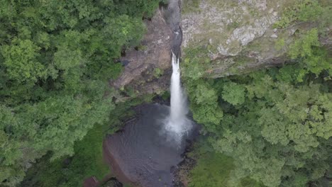 Vertikale-Luftaufnahme-Vom-Gipfel-Des-Dramatischen-Lone-Creek-Falls-In-Südafrika