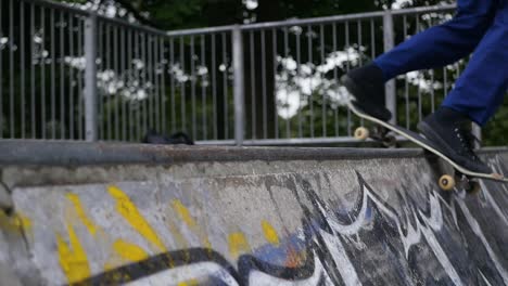 Teenager-Skateboarden-Im-Skatepark