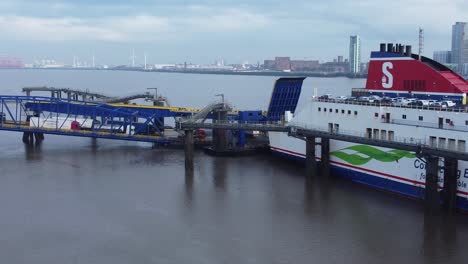 Stena-Line-Buque-De-Carga-Buque-Logística-Envío-De-Carga-Desde-La-Terminal-Wirral-Liverpool-Vista-Aérea-Hacia-Atrás