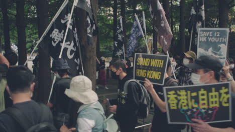 Los-Manifestantes-En-Tokio-Con-Pancartas-Y-Banderas-Muestran-Su-Apoyo-A-Las-Protestas-De-Hong-Kong---Plano-Medio