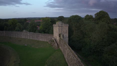 Luftnahaufnahme-Der-Teilweise-Zerstörten-Vorhangfassade-Rund-Um-Pickering-Castle