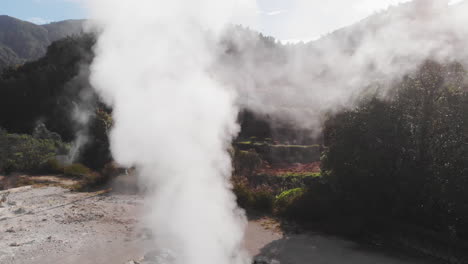 Dampfend-Heiße-Thermalwasserquellen-Sao-Miguel-Azoren-Portugal-Luftaufnahme