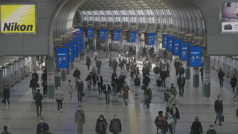 People-walking-through-the-Shinagawa-JR-Station---Pandemic---Tokyo,-Japan