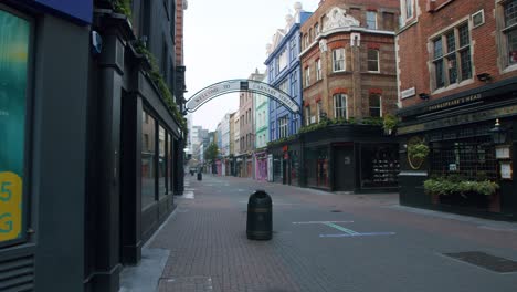 Bloqueo-En-Londres,-Revelación-Cinematográfica-Del-Cartel-De-Entrada-De-Carnaby-Street-Con-Señalización-De-Distanciamiento-Social-En-Las-Calles-Vacías,-Durante-La-Pandemia-De-Coronavirus-2020