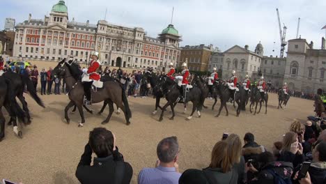 Die-Horse-Guards-Parade,-Die-Von-Einer-Menge-Touristen-Und-Besuchern-Beobachtet-Wird