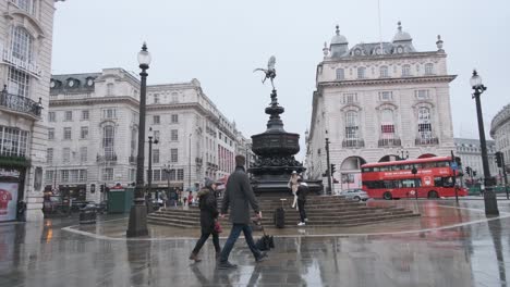 Los-Turistas-Toman-Fotos-En-El-Vacío-Covid-De-Piccadilly-Circus-Lockdown