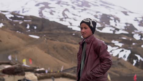 Niño-Tibetano-Nativo-Asiático-Con-Una-Chaqueta-De-Kaza-En-El-Valle-De-Spiti-En-El-Himalaya