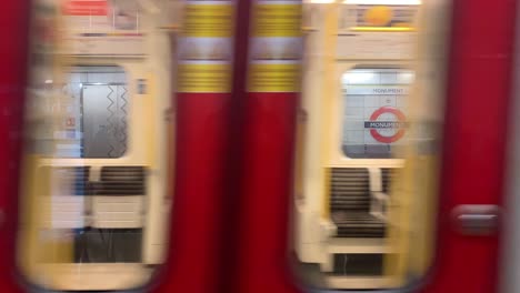 Die-Londoner-U-Bahn-Ist-über-150-Jahre-Alt-Und-Eines-Der-Größten-Schnellverkehrssysteme-Der-Welt