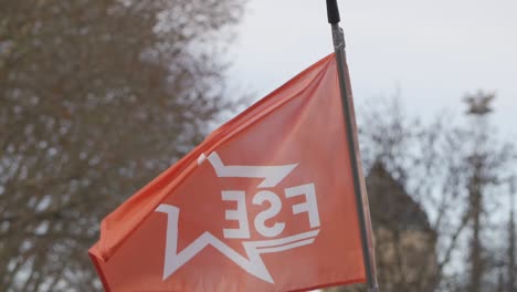 Día-Ventoso-De-Otoño,-La-Bandera-Roja-Se-Mueve