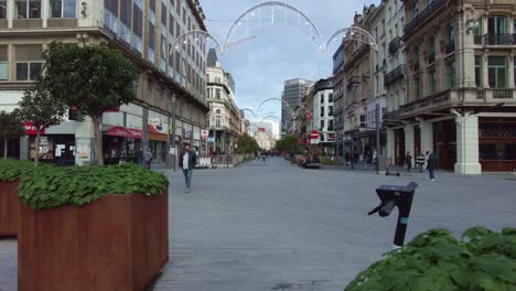 Centro-De-La-Ciudad-De-Bruselas-Decorado-Con-Luces-Navideñas,-Calles-Vacías-Covid-19