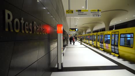 Moderner-Bahnhof-Rotes-Rathaus-Mit-Ankommender-Gelber-U-Bahn