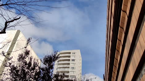 Cielo-Azul-Con-Nubes-Sobre-Los-Edificios-De-La-Ciudad-En-Lisboa,-Portugal