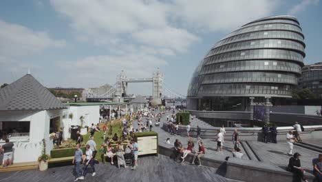 London---Rathaus-Im-Sommer-Mit-Tower-Bridge-Im-Hintergrund