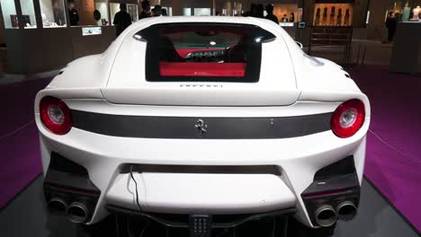 Die-Italienische-Luxus-sportwagenmarke-Ferrari-F12-Tdf-Sondermodell-Wird-Zur-Versteigerung-Auf-Der-Sotheby&#39;s-Show-Des-Weltgrößten-Maklers-Für-Moderne-Sammlerstücke-In-Hongkong-Ausgestellt
