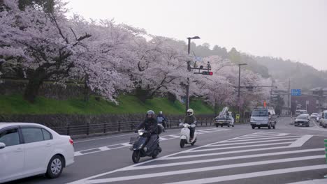 Amanecer-Sobre-La-Pendiente-De-Keage-En-Kyoto,-Tráfico-Matutino-En-La-Ciudad-Japonesa