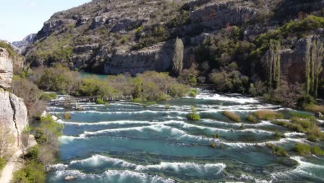 Las-Estructuras-De-Travertino-Se-Forman-En-Agua-Con-Altas-Concentraciones-De-Bicarbonato-De-Calcio-Disuelto-Río-Krka,-Croacia