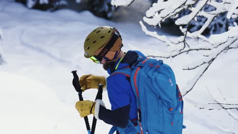 Skifahrender-Mann-Macht-Sich-Bereit-Und-Lächelt-In-Die-Kamera-Im-Gefrorenen-Wald