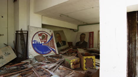 Plakate-Und-Porträts-Von-Menschen-In-Einem-Verlassenen-Raum-Eines-Geschäftsgebäudes-In-Pripyat