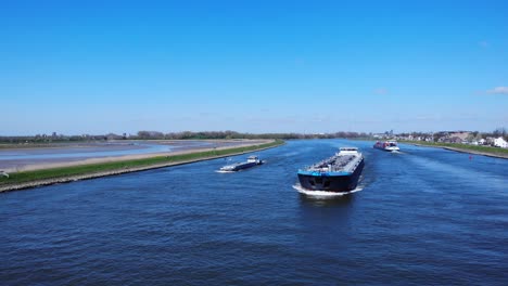 Buques-Fluviales-Con-Barcaza-Cisterna-Navegando-En-El-Río-Noord-Cerca-De-Hendrik-ido-Ambacht,-Países-Bajos