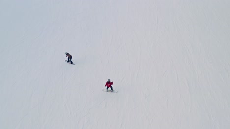 Gente-Esquiando-En-El-Espeso-Sendero-Nevado-De-Bialy-Potok-Zima