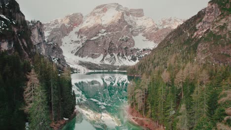 Lago-Di-Braies-Lago-De-Montaña-En-Los-Dolomitas