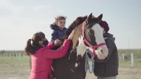Junges-Mädchen-Stützt-Sich-Mit-Hilfe-Von-Tiertrainern-In-Argentinien-Auf-Das-Pferd