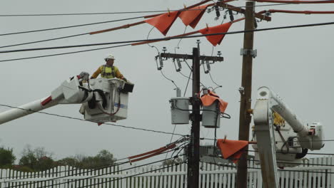 Cerrar-Electricistas-Trabajando-En-Cables-De-Teléfono-De-Internet-En-Boom-Lift-Selector-De-Cereza