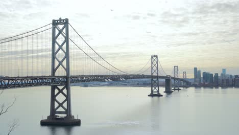 Berühmte-Bay-Bridge-Und-San-Francisco-Wolkenkratzer