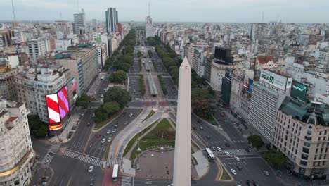 Obelisco-De-Buenos-Aires-Mit-Blick-Auf-Stadtgebäude-Und-Verkehr-An-Kreuzung-Und-Durchgangsstraße-In-Buenos-Aires,-Argentinien