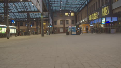Gente-Caminando-Dentro-De-La-Estación-Central-De-Tren-De-Helsinki