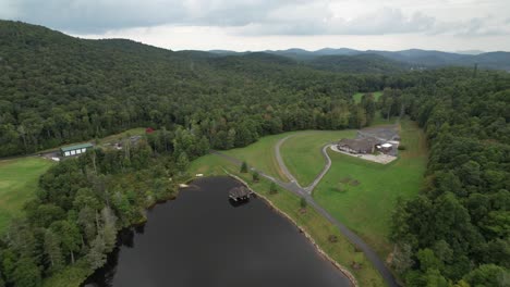 Aerial-Clubhaus-Und-See-Im-Linville-Golf-Club